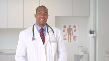 Gülümseyen genç erkek doktorun portresi.