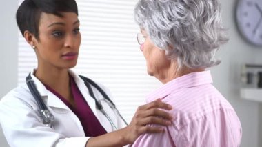 Doktor yaşlı hasta ile konuşmak