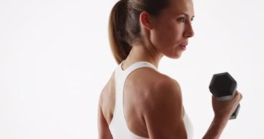 Sağlıklı fitness kadını beyaz üzerine