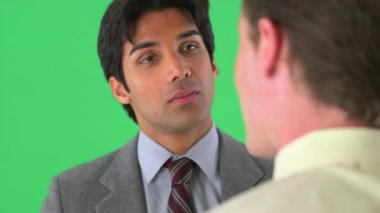 İş adamı yeşil ekranda meslektaşını dinliyor