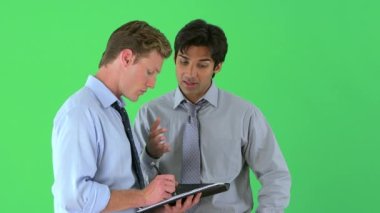 İş adamları konuyu yeşil ekranda tartışıyor.