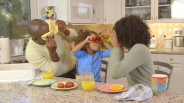Afro-Amerikan ailesi mutfaktaki yemeklerle aptalca davranıyor.