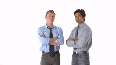 İş adamları günlük kıyafetler giyiyor.