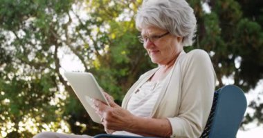 Büyükanne tablet vasıl belgili tanımlık Park kullanma