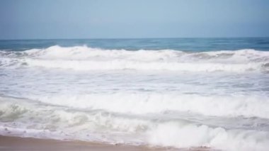 Büyük dalgalar yeşil ekran ya da kroma anahtarı için Kaliforniya sahiline çarpıyor. Birleşiklik ya da anahtarlama için odak dışı ya da odaksız.