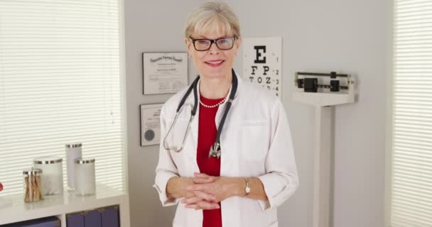 Senior Kobieta Lekarz Stoi Patrząc Kamery — Wideo stockowe