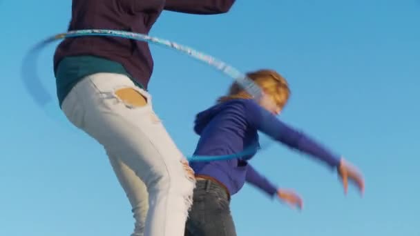 Kvinder Venner Med Hula Bøjlerne Stranden – Stock-video