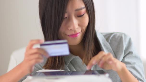 中国女人在平板电脑上购物 — 图库视频影像