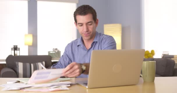 Man Hanterar Personliga Finanser Vid Skrivbordet — Stockvideo