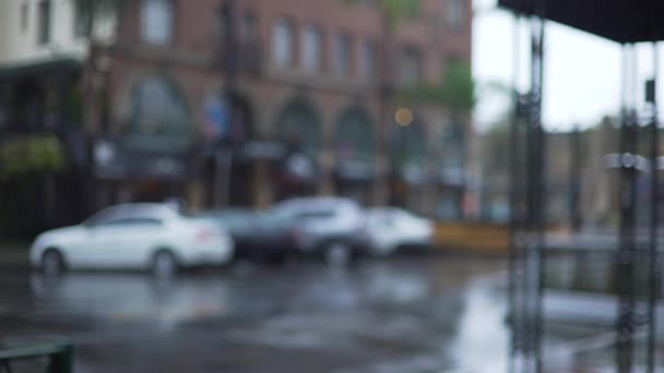 Achtergrondplaat Van Geparkeerde Auto Steigers Een Regenachtige Straat Stad Voor — Stockvideo