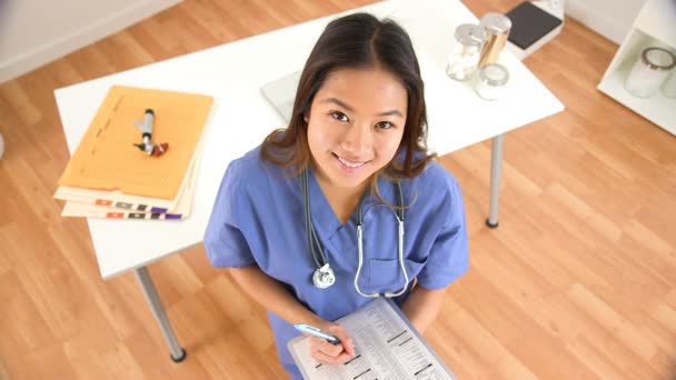 女性の肖像アジアの医師の笑顔と書き込み — ストック動画