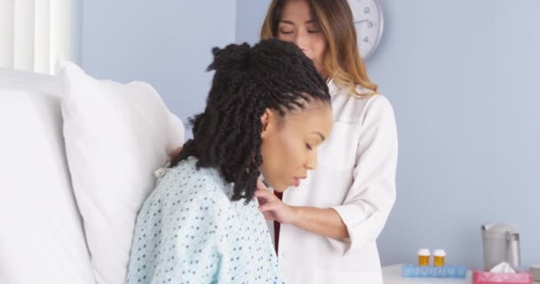 Asiatischer Arzt Hört Herz Und Lungen Eines Afroamerikanischen Patienten Bett — Stockvideo
