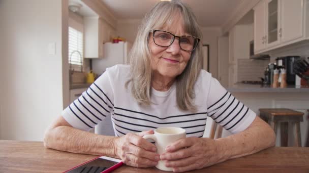 Portræt Glad Seniorhvid Kvinde Der Smiler Til Kameraet Med Morgenkaffen – Stock-video