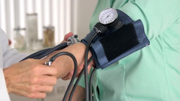 血圧をチェックする医師の閉鎖 — ストック動画