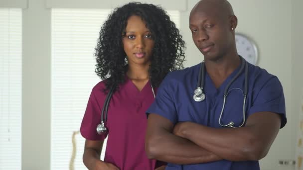 病院に立つアフリカ系アメリカ人医師2人 — ストック動画