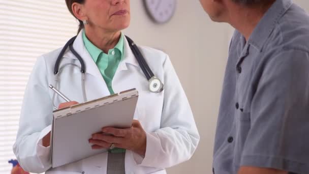 Kadın Doktordan Yaşlı Hastaya Tavsiye — Stok video