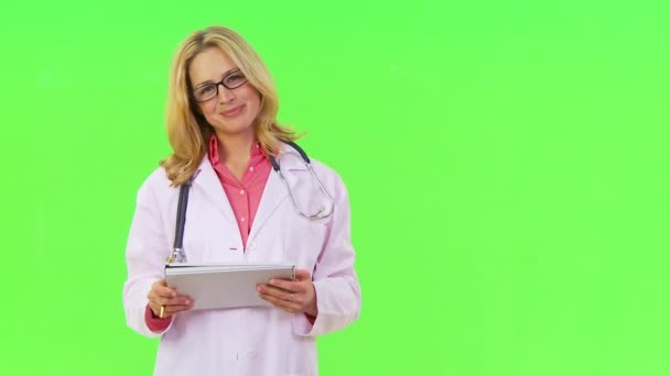 Mulher Médico Sorrindo Escrevendo Área Transferência — Vídeo de Stock