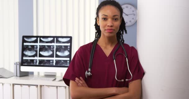 Retrato Una Mujer Afroamericana Médico Hospital — Vídeos de Stock