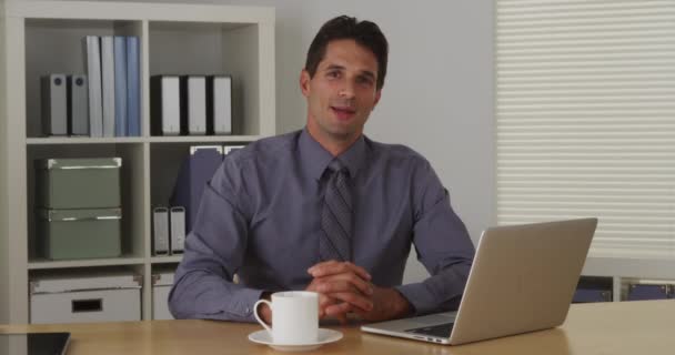 Biznesmen Siedząc Przy Biurku Mówić Kamery Laptopa — Wideo stockowe