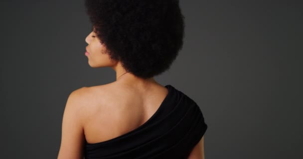 Vue Arrière Femme Africaine Robe Noire Dansant Lentement — Video