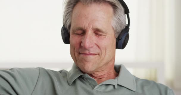 Senior Χαμογελώντας Ακούγοντας Μουσική Ακουστικά — Αρχείο Βίντεο