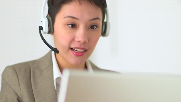 Ázsiai Ügyfélszolgálat Képviselője Headset Call Center — Stock videók