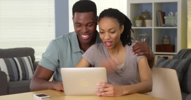 Sorrindo Jovem Casal Negro Acenando Tendo Vídeo Chat Com Família — Vídeo de Stock