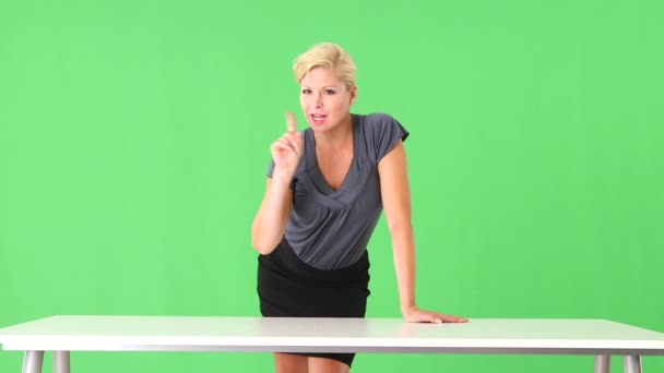 Geschäftsfrau Steht Schreibtisch Und Gestikuliert Mit Dem Finger Nein — Stockvideo