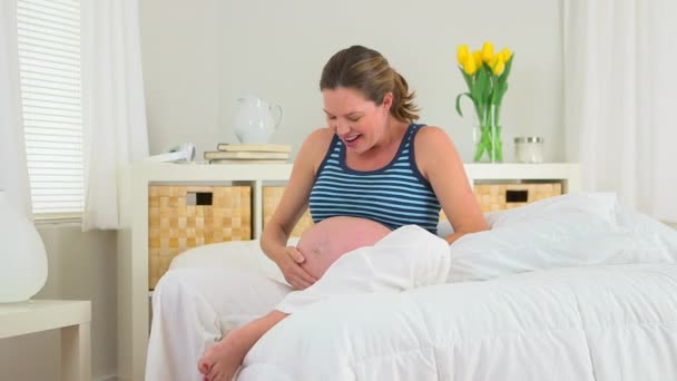 Feliz Mulher Grávida Sentada Cama — Vídeo de Stock