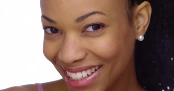 Zbliżenie Czarna Kobieta Uśmiechając Się — Wideo stockowe