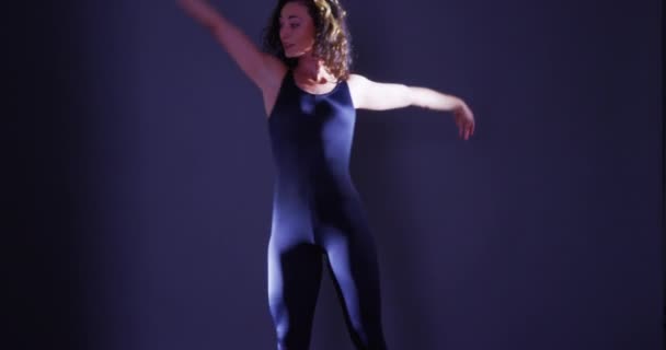 Boldog Vegyes Verseny Táncol Stúdióban — Stock videók