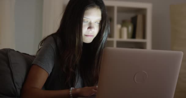 大学生熬夜晚在笔记本电脑上写她的论文 — 图库视频影像