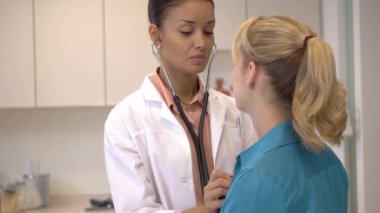 kadın doktor hasta ile konuşmak