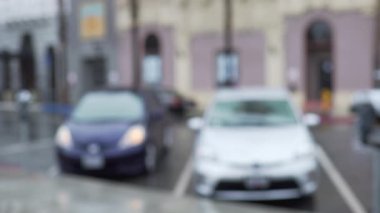 Yeşil ekran veya krom anahtar için çekilen yağmurlu şehir otoparkının arka plan plakası. Birleşiklik ya da anahtarlama için odak dışı ya da odaksız çekim. 4k