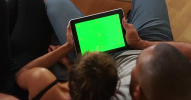 Afro-Amerikalı çift yeşil ekranlı tablet tutuyor