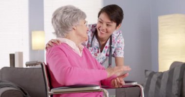 Asyalı hemşire üst düzey hastayla konuşuyor