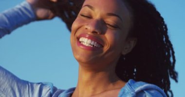 Siyah kadın gülümseyerek ve gülüyor