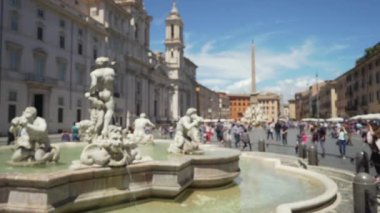 Roma 'daki Navona Meydanı' ndaki Moor Çeşmesi. İtalyan Meydanı 'ndaki Fontana del Moro' daki heykellerin odaksız arkaplanı
