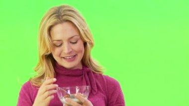 Elinde mısır gevreği olan bir kadına yaklaş.