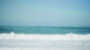 Yeşil ekran ya da krom anahtar için plaja çarpan odaktan çok uzak büyük dalgalar. Birleşiklik ya da anahtarlama için odak dışı ya da odaksız.