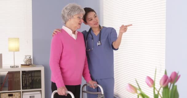 Ευτυχισμένος Ηλικιωμένη Γυναίκα Ασθενής Μιλάμε Ασιατικές Νοσοκόμα — Αρχείο Βίντεο