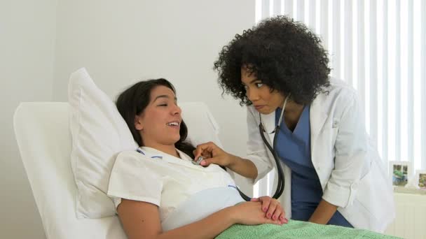 Médecin Multiracial Féminin Écoute Rythme Cardiaque Patiente — Video