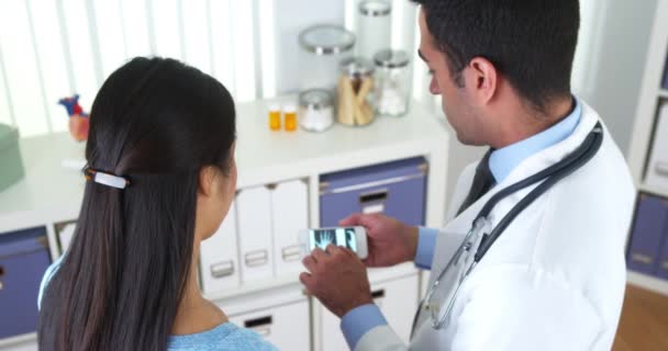 Mexikanischer Arzt Zeigt Patient Mit Smartphone Röntgenbild — Stockvideo