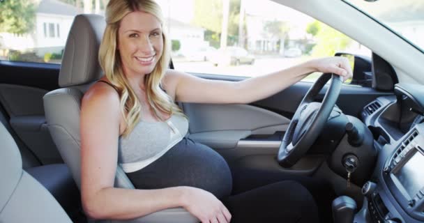 Piękne Kobiety Ciąży Siedząc Samochodzie Uśmiecha — Wideo stockowe