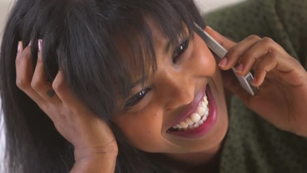 Афроамериканская Девушка Улыбается Разговаривает Мобильному Телефону — стоковое видео