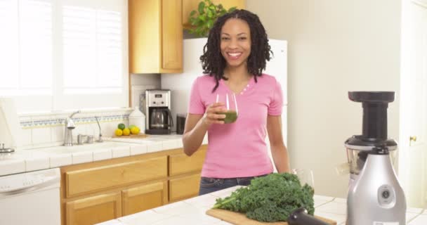 African American Woman Dricka Nymalet Gjort Juice — Stockvideo