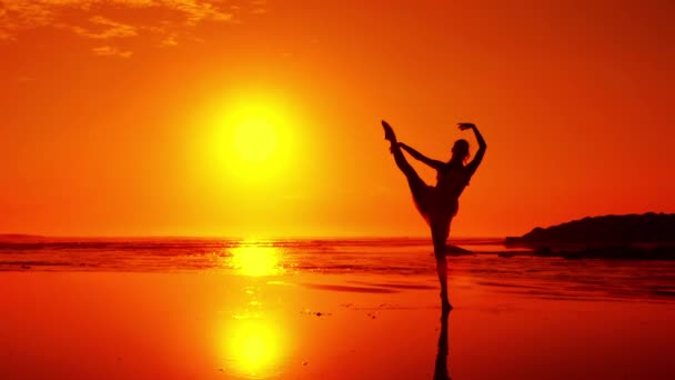 Strandballett Bei Sonnenuntergang Zeitlupe — Stockvideo