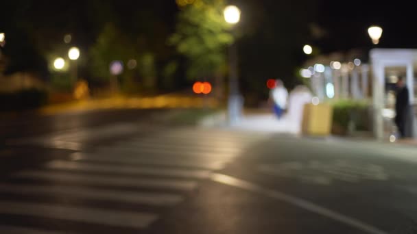 Bokeh Δρόμο Σκηνή Φώτα Νύχτα Και Αυτοκίνητα Εκτός Εστίασης Πλάκα — Αρχείο Βίντεο