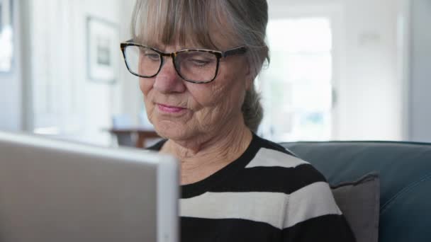 Una Foto Ravvicinata Una Donna Caucasica Anziana Che Usa Tablet — Video Stock