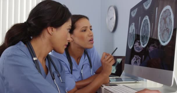 Dva Lékaři Revizí Skenování Mozku Nemocnici Počítačích — Stock video